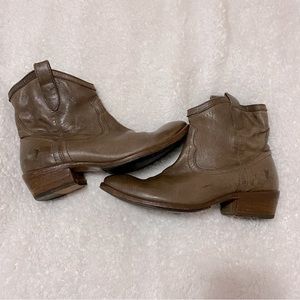 Frye Carson Shortie brown ankle booties